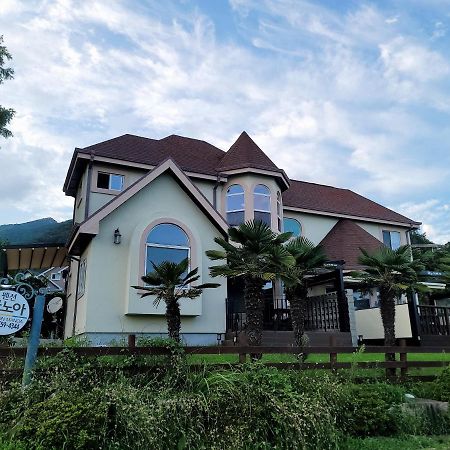 American Village Pension Manoa Namhae Bagian luar foto