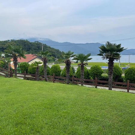 American Village Pension Manoa Namhae Bagian luar foto