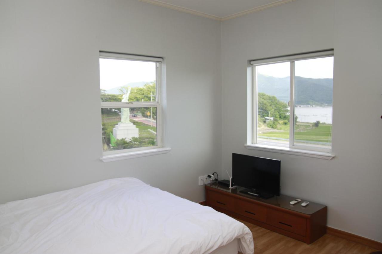 American Village Pension Manoa Namhae Bagian luar foto