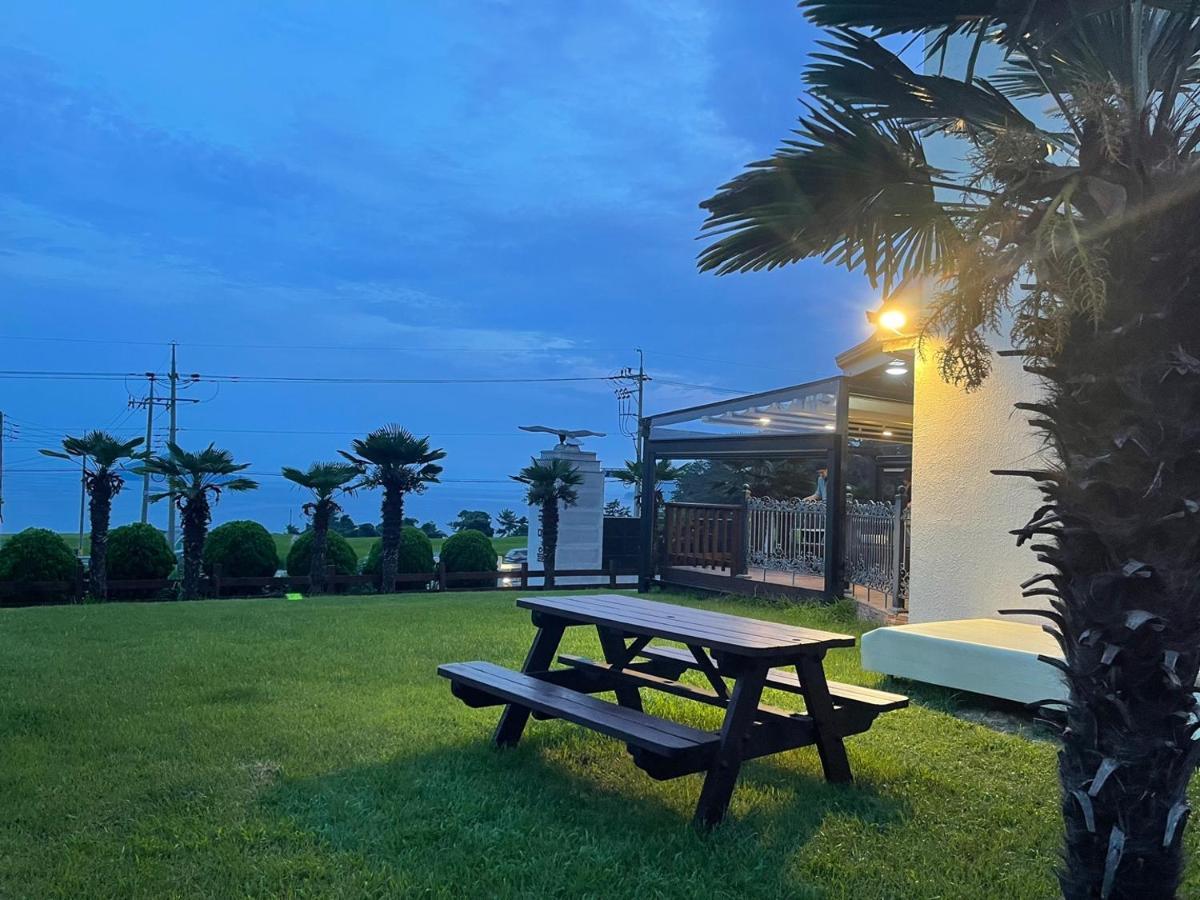 American Village Pension Manoa Namhae Bagian luar foto