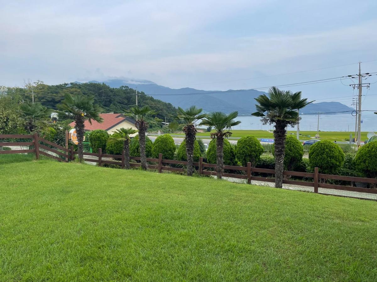American Village Pension Manoa Namhae Bagian luar foto