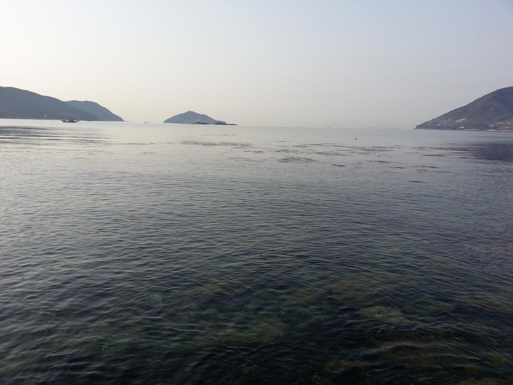 American Village Pension Manoa Namhae Bagian luar foto